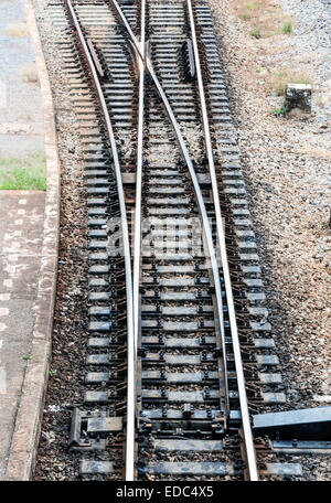 Getrennte Wege des Hauptbahnhofs auf Northern Line in Thailand. Stockfoto