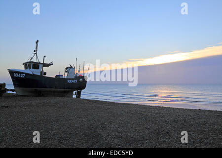 Hastings Fischerboot im Morgengrauen auf Stade Strand, East Sussex, England, Großbritannien, GB-UK Stockfoto