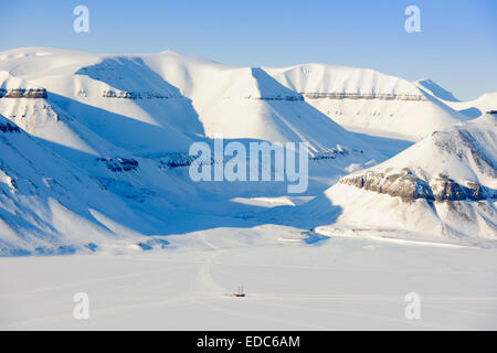 Blick über das Meer Eis eingefroren, Tempelfjorden, Segelschiff, eingefroren im Eis, Spitzbergen (Svalbard) Norwegen. Stockfoto