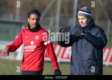 Mainz, Deutschland. 5. Januar 2015. Coach Kasper Hjulmand (R) und Sami Allagui (L) der deutschen Fußball-Bundesliga-Fußball-Club 1. FSV Mainz 05 sprechen zwischen die Entnahme von Blutproben für einen Laktattest des Vereins ersten Training des Jahres auf dem Trainingsgelände im Bruchwegstadion in Mainz, Deutschland, 5. Januar 2015. Foto: FREDRIK VON ERICHSEN/Dpa/Alamy Live-Nachrichten Stockfoto