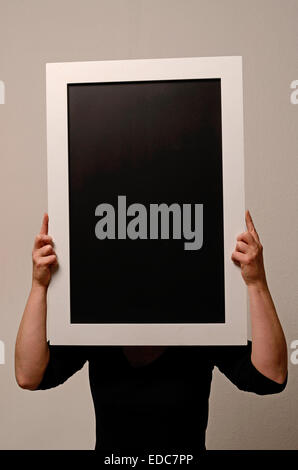 Frau hält eine leere Tafel mit Platz für text Stockfoto