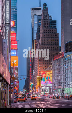 Times Square, einem großen kommerziellen Kreuzung und ein Viertel in Midtown Manhattan, New York, USA. Stockfoto