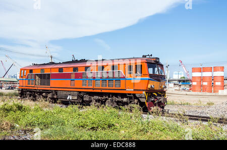 Diesel-elektrische Lokomotive ist die Baustelle in der Nähe von Bahnhof übergeben. Stockfoto
