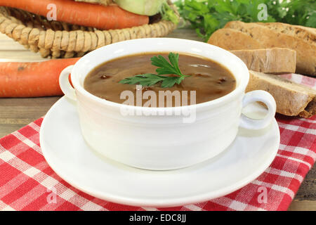 eine Tasse Ochsenschwanzsuppe und Petersilie Stockfoto