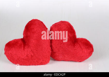 Zwei Herzen Liebe Thema am Valentinstag und Mütter Tag auf Holzbrett Stockfoto