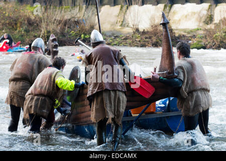 Jährliche Raft Race statt, am zweiten Weihnachtstag auf den Derwent in Matlock Peak District Derbyshire Geld für wohltätige Zwecke Stockfoto