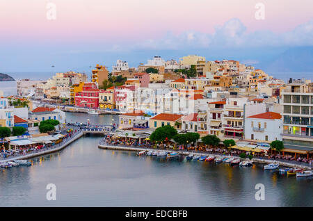 See-Überlieferung in Agios Nikolaos, Kreta, Griechenland. Ansicht, Bucht, Griechisch, Agios, Hafen, blau, Panorama, Hafen, Wasser, Abend Stockfoto