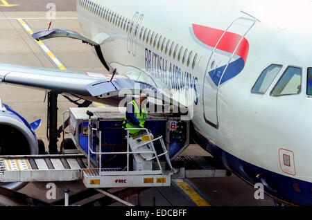 BA-Flugzeug am Flughafen Heathrow be- Stockfoto