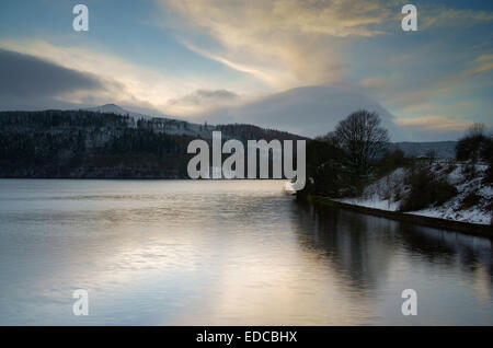 UK, Derbyshire, Peak District, Ladybower Vorratsbehälter und Win Hill nach Schneefall Stockfoto