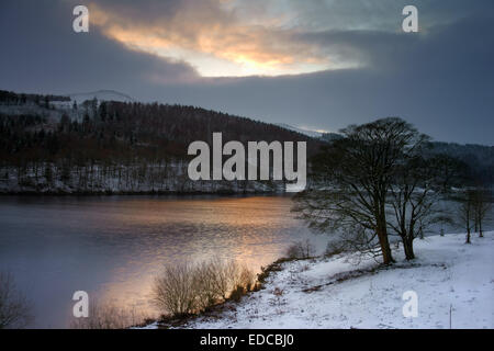 UK, Derbyshire, Peak District, Ladybower Vorratsbehälter und Win Hill nach Schneefall Stockfoto