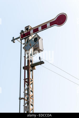 Altes Signal Pol im Bahnhof. Stockfoto