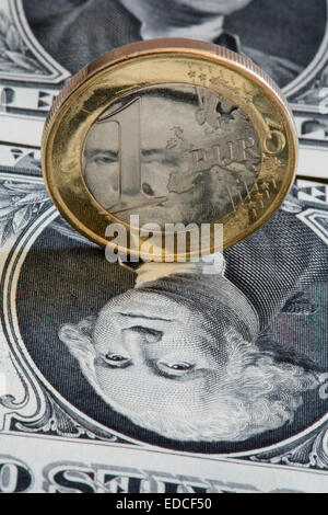 Eine Dollar-Note mit dem Porträt des ersten Präsidenten der USA, George Washington, spiegelt sich eine aufrecht eine Euro-Münze steht an der Spitze, in Osterode, Deutschland, 15. Juni 2008. Foto: Frank Mai Stockfoto