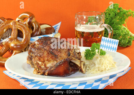 Eisbein mit Sauerkraut und Brezel Stockfoto