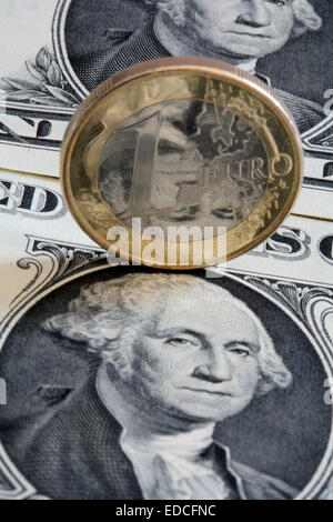 Eine Dollar-Note mit dem Porträt des ersten Präsidenten der USA, George Washington, spiegelt sich eine aufrecht eine Euro-Münze steht an der Spitze, in Osterode, Deutschland, 15. Juni 2008. Foto: Frank Mai Stockfoto