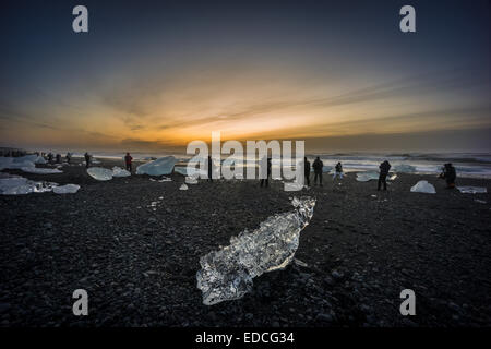 Fotografen Fotografieren an der Breidamerkurfjara Strand, Vatnajökull-Eiskappe, Island. Stockfoto