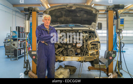 Kfz-Mechaniker arbeitet an einem Auto in einer Garage, Reykjavik, Island Stockfoto