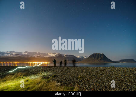 Menschen fotografieren der Aurora Borealis über Kirkjufell, Grundarfjordur, Snaefellsnes Halbinsel, Island. Stockfoto