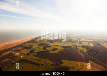 Lincolnshire Wolds Landwirtschaft Land Felder geschnitten auf Küste Pflanzen getrennt Patchwork von oben Ansicht Luftbild pov Stockfoto