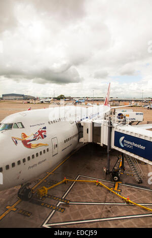 Virgin Atlantic Flugzeug Flugzeuge Parken Flughafen Manchester laden Dienstleistungen vor Flug Fluggesellschaft Flugzeug auf Asphalt Stockfoto