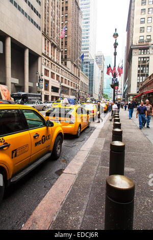 Taxi-Warteschlange des gelben Taxis taxis Manhattan New York City New York NYC USA Amerika Vereinigte Staaten Stockfoto