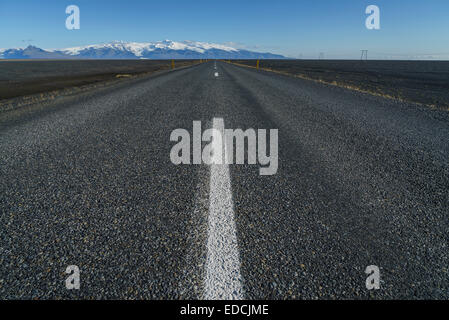 Route 1 oder The Ring Road, mit Oraefajokull Gletscher im Hintergrund, Skeidararsandur Sander Ebene, Island Stockfoto