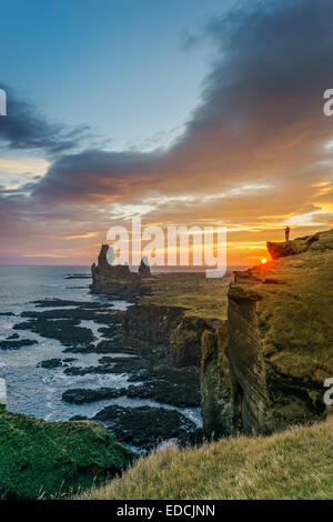 Londrangar Meer-Stacks und die Thufubjarg Klippen. Snaefellnes Halbinsel, Island Stockfoto