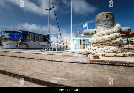 Boot, Docking-Punkt in einer Marina - Seil fest um ein Standplatz in einem kleinen Hafen Stockfoto