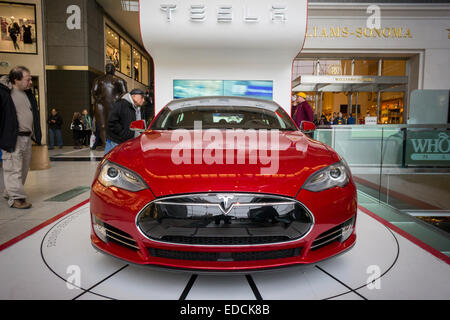 Ein Tesla Roadster Model S auf dem Display im Atrium des Time Warner Center in New York am Sonntag, 4. Januar 2015. Tesla wird berichtet, dass eine "Schlange-wie" Roboter-Ladegerät in den Werken haben. Die Gebühr wird von der Wand entstehen und automatisch eine Verbindung zu Ihrem Modell S Roadster. (© Richard B. Levine) Stockfoto