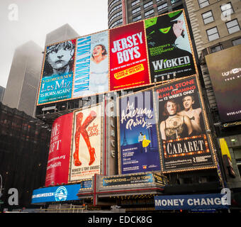 Werbung am Times Square in New York für Broadway-Theaterstücken und Musicals auf Sonntag, 4. Januar 2015 gesehen. Die Ferien waren gut für Broadway mit 19 36 Shows laufen eine Abendkasse für $ 1 Million während der Weihnachtswoche zu brechen. Mehr als 30.000 Gäste gefüllt Theatersitze im Vergleich zum letzten Jahr um diese Zeit.  (© Richard B. Levine) Stockfoto