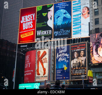 Werbung am Times Square in New York für Broadway-Theaterstücken und Musicals auf Sonntag, 4. Januar 2015 gesehen. Die Ferien waren gut für Broadway mit 19 36 Shows laufen eine Abendkasse für $ 1 Million während der Weihnachtswoche zu brechen. Mehr als 30.000 Gäste gefüllt Theatersitze im Vergleich zum letzten Jahr um diese Zeit.  (© Richard B. Levine) Stockfoto