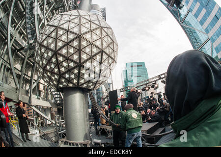 Arbeiter von Landmark Zeichen und elektrische bereiten Silvester Eve Ball auf One Times Square für einen Test auf Dienstag, 30. Dezember 2014. 12 Fuß im Durchmesser Kugel, mit 2.688 Waterford Kristallen bedeckt ist von 32.256 Energie-effiziente LED-Lampen beleuchtet und 11.875 Pfund wiegt. Es kann anzeigen, dass Milliarden von verschiedenen Mustern, in das neue Jahr begrüßen zu dürfen. (© Richard B. Levine) Stockfoto