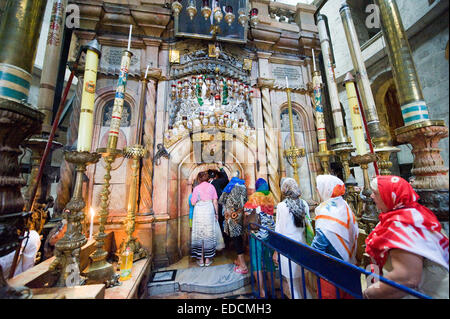 Menschen in Folge besuchen das Grab Jesu Christi in der Kirche des Heiligen Grabes in Jerusalem Stockfoto