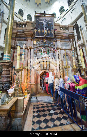 Menschen in Folge besuchen das Grab Jesu Christi in der Kirche des Heiligen Grabes in Jerusalem Stockfoto