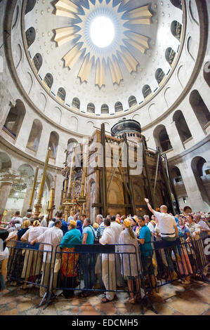 Menschen in Folge besuchen das Grab Jesu Christi in der Kirche des Heiligen Grabes in Jerusalem Stockfoto