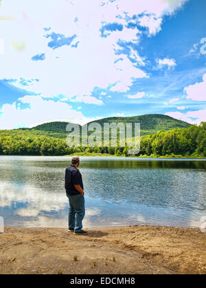 Mann, Blick auf die Berge genießen Stockfoto