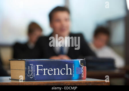 Junge im Klassenzimmer Stockfoto