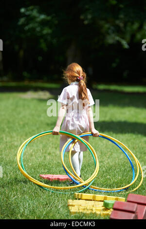 Mädchen mit Hula hoops Stockfoto