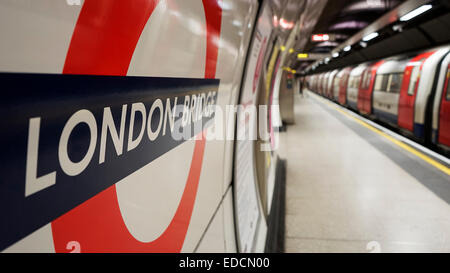 London, UK - 7. Dezember 2014: Innenansicht der Londoner U-Bahn, älteste Untergrundbahn der Welt insgesamt 402 km von Stockfoto