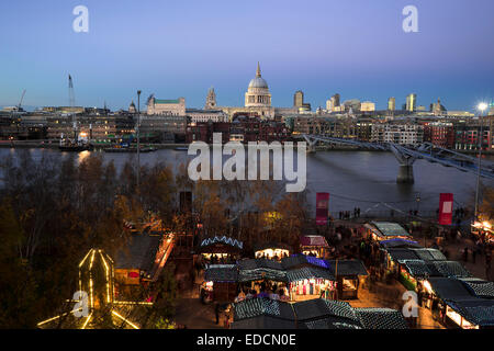 St. Pauls Cathedral, gesehen von Tate Modern, lokalisiert an der Spitze der Ludgate Hill in der City of London Stockfoto