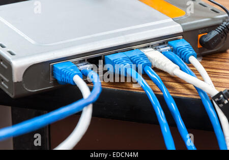 Vielzahl von lan-Kabel hinter dem modernen router Stockfoto