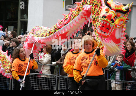 London, UK - 18. Februar 2007: Interpreten nehmen Teil an der Feier des chinesischen Neujahrs. Tausende Besucher säumen die Stre Stockfoto