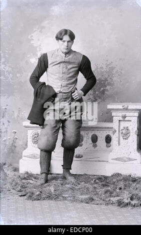 Antike ca. 1900 Foto, Princeton University ist Ralph Tipton Davis. Ralph Tipton Davis (ca. 1880 – 23. Mai 1934) war ein US-amerikanischer American-Football-Spieler. Er spielte Hochschulfußball an der Princeton University und war ein Konsens All-American im Jahr 1901. Er spielte auch für die Princeton Baseball und Track. Im Jahre 1902 er gewann die intercollegiate Meisterschaft in den Hammerwurf und einen kollegialen Rekord mit einem Wurf von 164 Fuß 10 Zoll. Im Jahr 1939 erstellt Daviss ehemaligen Klassenkameraden ein Stipendienfonds in seinem Namen vergeben werden, damit ein Student aus Phillips Academy, Princeton besuchen können. Stockfoto