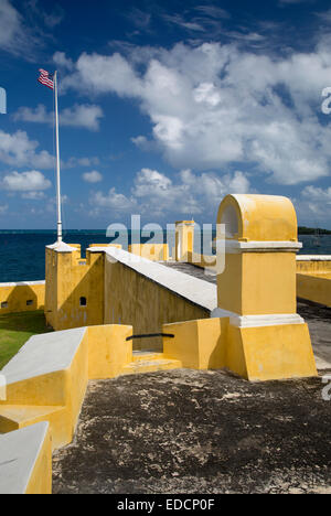 Amerikanische Flagge fliegt über Fort Christiansvaern, Christiansted, St. Croix, Amerikanische Jungferninseln, West Indies Stockfoto