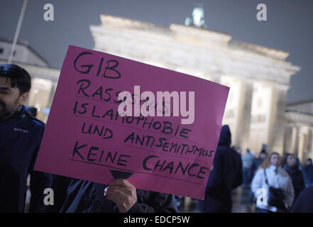 Berlin, Deutschland. 5. Januar 2015. Menschen versammeln sich für die Teilnahme an einem Protest der türkischen Community in Berlin vor dem Brandenburger Tor in Berlin, Deutschland, 5. Januar 2015. Foto: RAINER JENSEN/DPA/Alamy Live-Nachrichten Stockfoto