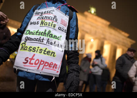 Berlin, Deutschland. 5. Januar 2015. Menschen versammeln sich für die Teilnahme an einem Protest der türkischen Community in Berlin vor dem Brandenburger Tor in Berlin, Deutschland, 5. Januar 2015. Foto: RAINER JENSEN/DPA/Alamy Live-Nachrichten Stockfoto