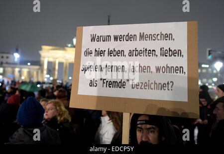 Berlin, Deutschland. 5. Januar 2015. Menschen versammeln sich für die Teilnahme an einem Protest der türkischen Community in Berlin vor dem Brandenburger Tor in Berlin, Deutschland, 5. Januar 2015. Foto: RAINER JENSEN/DPA/Alamy Live-Nachrichten Stockfoto