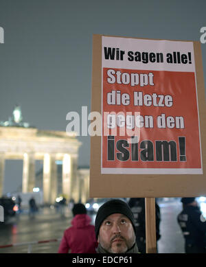 Berlin, Deutschland. 5. Januar 2015. Menschen versammeln sich für die Teilnahme an einem Protest der türkischen Community in Berlin vor dem Brandenburger Tor in Berlin, Deutschland, 5. Januar 2015. Foto: RAINER JENSEN/DPA/Alamy Live-Nachrichten Stockfoto