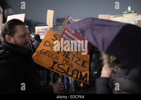 Berlin, Deutschland. 5. Januar 2015. Menschen versammeln sich für die Teilnahme an einem Protest der türkischen Community in Berlin vor dem Brandenburger Tor in Berlin, Deutschland, 5. Januar 2015. Foto: RAINER JENSEN/DPA/Alamy Live-Nachrichten Stockfoto