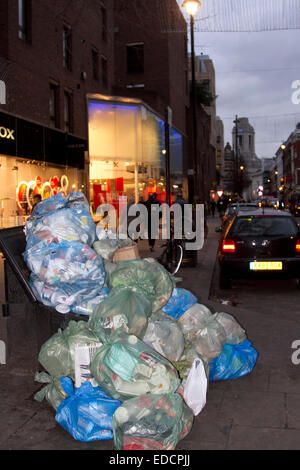 London, UK. 5. Januar 2015. Taschen Weihnachten Müll erwarten Sammlung in Covent Garden London Credit: Amer Ghazzal/Alamy Live-Nachrichten Stockfoto