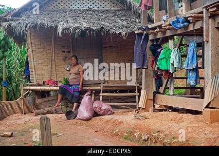 Lao Frau von der Khmu / Tuk / Kemu Stamm vor der Bambus hut in Provinz Luang Namtha, Nordlaos Stockfoto